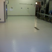 Materiał Belzona 5231 (SG Laminate) zapewniający zabezpieczenie przeciwpoślizgowe podłogi kuchni szkolnej Materiał Belzona 5231 (SG Laminate) zapewniający zabezpieczenie przeciwpoślizgowe podłogi kuchni szkolnej