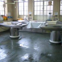 Uszkodzona i nierówna podłoga w szpitalu stwarzająca ryzyko dla bezpieczeństwa Uszkodzona i nierówna podłoga w szpitalu stwarzająca ryzyko dla bezpieczeństwa