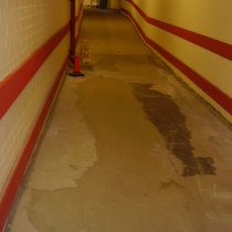 Zużycie i nierówności podłogi szpitalnej powstałe w wyniku intensywnej eksploatacji Zużycie i nierówności podłogi szpitalnej powstałe w wyniku intensywnej eksploatacji