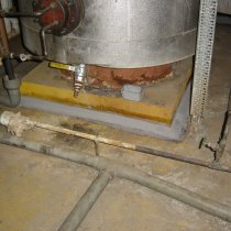 Nieszczelna podłoga pomieszczenia kotłowni szpitalnej Nieszczelna podłoga pomieszczenia kotłowni szpitalnej