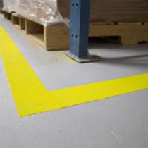 Oznakowanie bezpieczeństwa z użyciem materiału Belzona 5231 (powłoka bazowa), żółte kruszywo zgodne z wymogami OSHA, wierzchnia powłoka przeźroczysta Belzona 5233 Clear Oznakowanie bezpieczeństwa z użyciem materiału Belzona 5231 (powłoka bazowa), żółte kruszywo zgodne z wymogami OSHA, wierzchnia powłoka przeźroczysta Belzona 5233 Clear