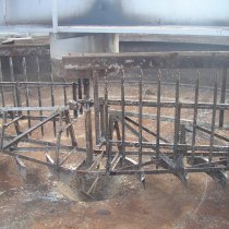 Znaczne uszkodzenia korozyjne otwartego zbiornika osadnika Znaczne uszkodzenia korozyjne otwartego zbiornika osadnika