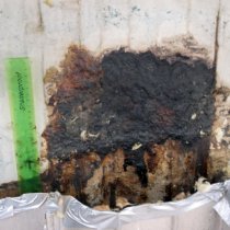 Uszkodzenie korozyjne pod izolacją zbiornika paliwa Uszkodzenie korozyjne pod izolacją zbiornika paliwa