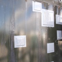 Płyty naprawcze wstępnie pokryte materiałem Belzona 5831 (ST-Barrier) zastosowano metodą spajania na zimno na obszarach uszkodzonych z użyciem spoiwa Belzona 1831 (Super UW-Metal) Płyty naprawcze wstępnie pokryte materiałem Belzona 5831 (ST-Barrier) zastosowano metodą spajania na zimno na obszarach uszkodzonych z użyciem spoiwa Belzona 1831 (Super UW-Metal)