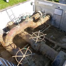 Skorodowany rurociąg w komorze dostępowej zakładu ciepłowniczego Skorodowany rurociąg w komorze dostępowej zakładu ciepłowniczego