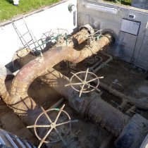 Widok ogólny skorodowanego rurociągu w komorze dostępowej zakładu ciepłowniczego Widok ogólny skorodowanego rurociągu w komorze dostępowej zakładu ciepłowniczego