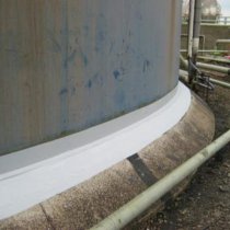 Uszczelnienie podstawy zbiornika z użyciem materiału firmy Belzona zapewniającego trwałe zabezpieczenie Uszczelnienie podstawy zbiornika z użyciem materiału firmy Belzona zapewniającego trwałe zabezpieczenie