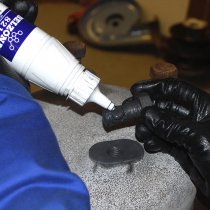 Materiał gotowy do użycia — proste zastosowanie na częściach metalowych Materiał gotowy do użycia — proste zastosowanie na częściach metalowych