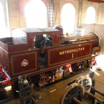 Skorodowany silnik lokomotywy wymagający naprawy