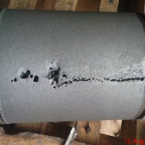 Wżery na korpusie mokrej tulei cylindrowej