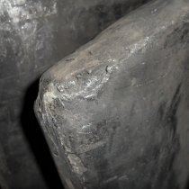 Uszkodzona pod wpływem erozji krawędź natarcia łopaty wentylatora z włókna szklanego