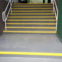 Naprawiona powierzchnia schodów betonowych pokryta dodatkowo systemem podnoszącym bezpieczeństwo