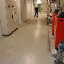 Oczyszczanie nowej posadzki w pomieszczeniu zakładu