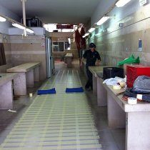 Mokre i śliskie podłogi na targu rybnym