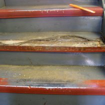 Uszkodzenia i zużycie schodów powodujące zagrożenie poślizgnięciem i utratą przyczepności