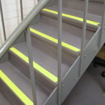 Szybko odbudowane schody z użyciem produktu Belzona 4411 (Granogrip) w kolorze szarym i żółtym