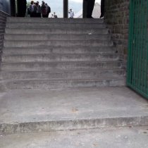 Uszkodzona powierzchnia schodów betonowych w szkole