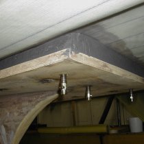 Zbliżenie na materiał firmy Belzona zastosowany do wykonania nieregularnego elementu dystansującego