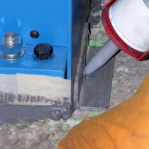 Śruby unoszące element podczas zastosowania materiału firmy Belzona