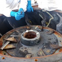 Widoczne uszkodzenia łopat pompy