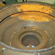 Pompa zasilająca bojler z uszkodzeniami pod wpływem erozji i korozji