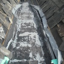 Nieszczelne połączenia płyt ołowianych koryta odpływowego