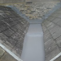 Powierzchnia ołowiana koryta odpływowego zabezpieczone bezspoinowo z użyciem materiału Belzona 3111 (Flexible Membrane)