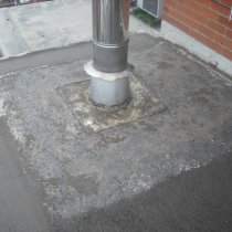 Uszkodzenie elementu pionowego powodujące nieszczelność dachu