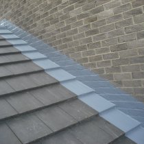 Materiał Belzona 3111 (Flexible Membrane) zastosowany na powierzchni łupkowej i ceglanej w celu uszczelnienia połączeń oraz umożliwiający ich przemieszczenia