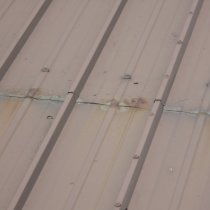 Nieszczelny dach budynku w centrum Londynu przed naprawą