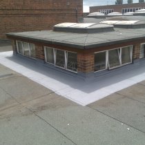 Materiał Belzona 3111 (Flexible Membrane) zastosowany w celu uszczelnienia przestrzeni pomiędzy główną połacią dachu, elementami ceglanymi i parapetami