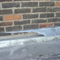 Znaczne uszkodzenie attyki