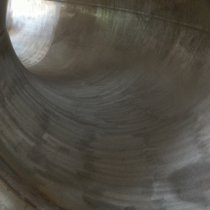 Wypiaskowane kolanko rury stalowej po usunięciu uszkodzonej powłoki bazaltowej