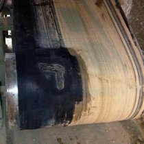 Rozerwana taśma przenośnika przed naprawą