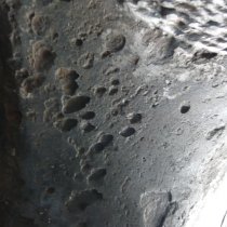 Wżery wyraźnie widoczne po piaskowaniu