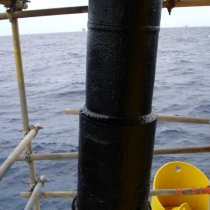 Naprawa rury pionu wznoszącego przeprowadzona z użyciem materiału Belzona 5811 (Immersion Grade) nad strefą rozbryzgów oraz materiału Belzona 5831 (ST-Barrier) w strefie rozbryzgów