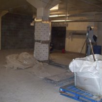 Nowa kuchnia wymagająca naprawy ścian i wysokiego poziomu higieny