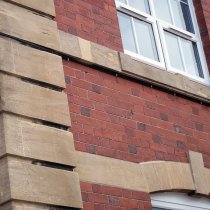 Barwiony materiał Belzona 4141 zastosowany do napraw gzymsów zapewniający kolorystykę charakterystyczną dla kamieniarki stosowanej w Bath