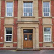 Budynek szkolny zabezpieczony przed przenikaniem wody z użyciem materiału Belzona 5122 (Clear Cladding)