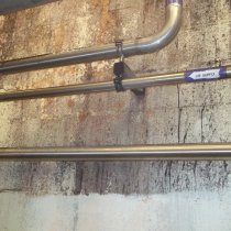 Ściany strefy procesowej uszkodzone pod wpływem wycieków substancji chemicznych i wilgoci