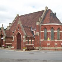 Attyki nad połaciami dachu uszkodzone pod wpływem warunków atmosferycznych