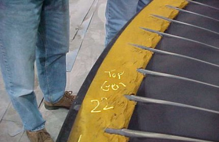 Uszkodzona pod wpływem erozji niskociśnieniowa turbina parowa