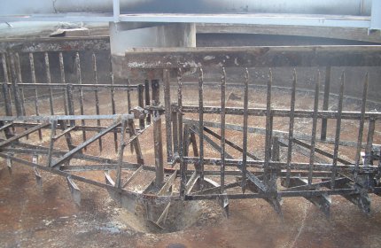 Znaczne uszkodzenia korozyjne otwartego zbiornika osadnika