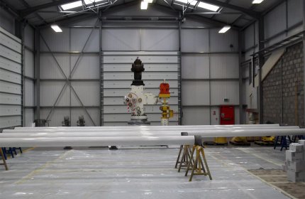 Aplikacja 2 warstw zabezpieczającej przed korozją powłoki Belzona 5892 na zewnętrznej powierzchni rur