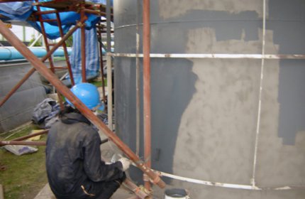 Nakładanie powłoki Belzona 6111 (Liquid Anode) na zbiornik